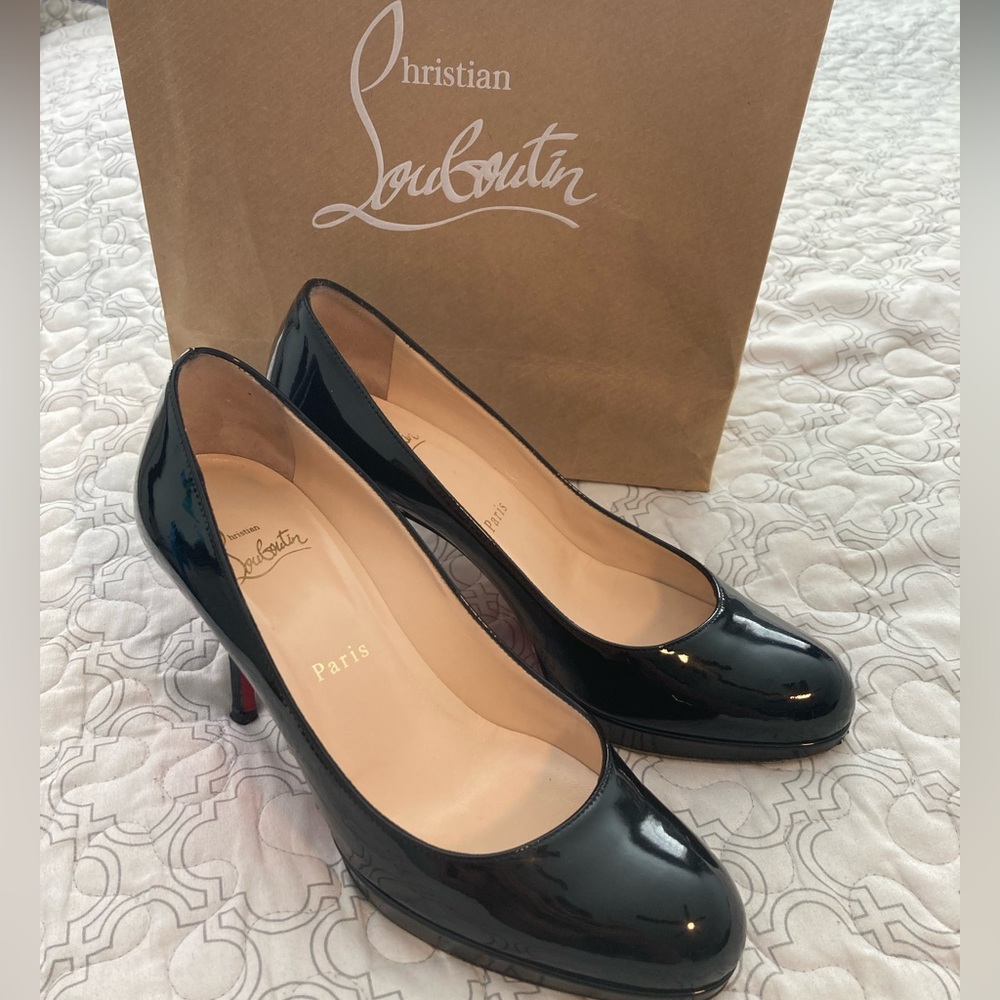 Pre-loved Christian Louboutin black patent leather simple round toe pump